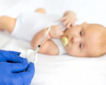 bebe-vacunacion-inyeccion-brazo