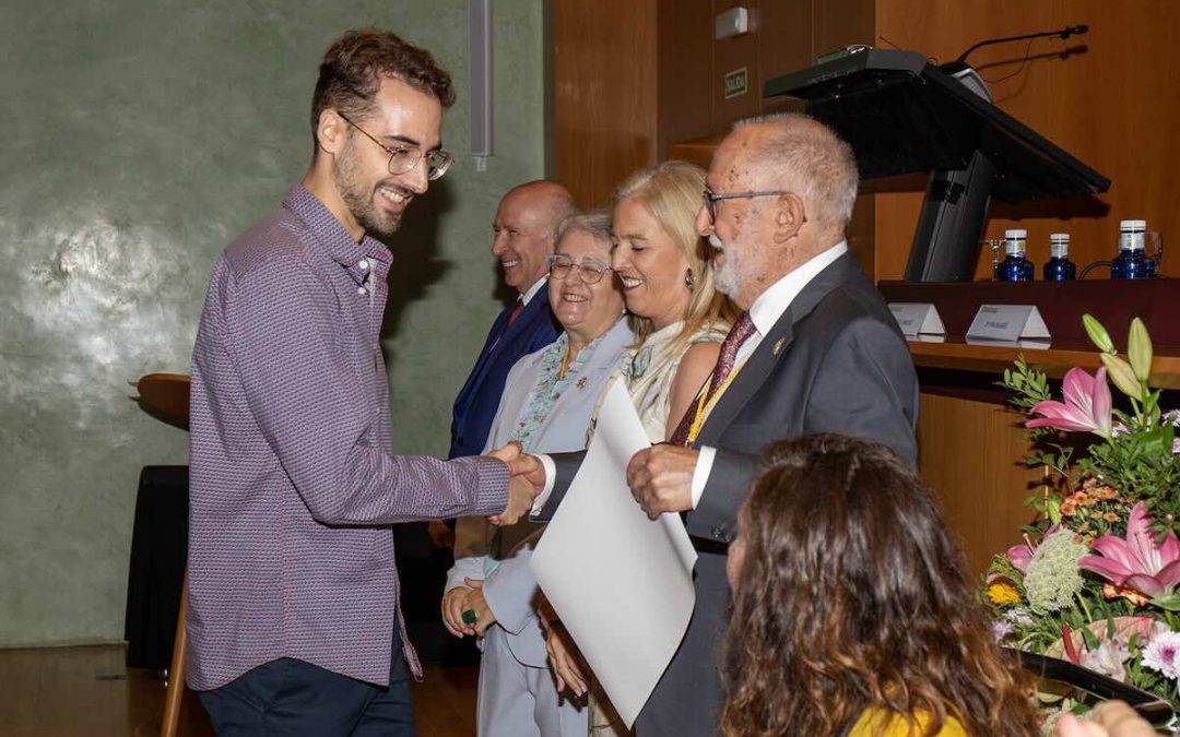 Entrega de Premios y Becas: el COMCADIZ promueve el espíritu investigador, la formación más cualificada y la excelencia profesional