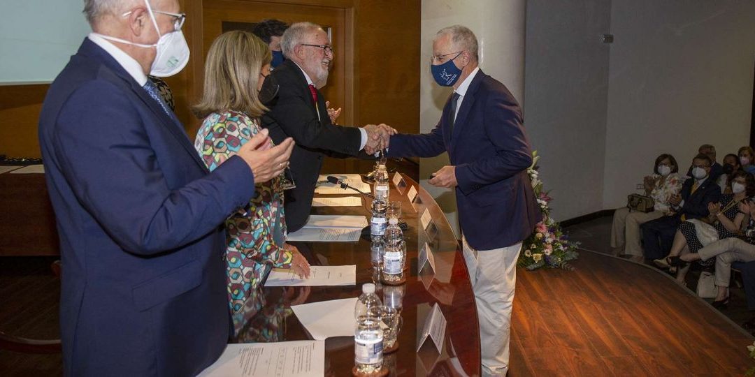 Los nuevos miembros de la Comisión de Deontología reciben las insignias del COMCADIZ