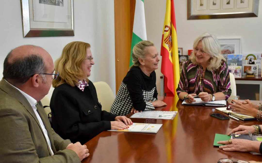 La delegada del Gobierno, Mercedes Colombo, apuesta por la colaboración de la Junta con el Colegio de Médicos de Cádiz